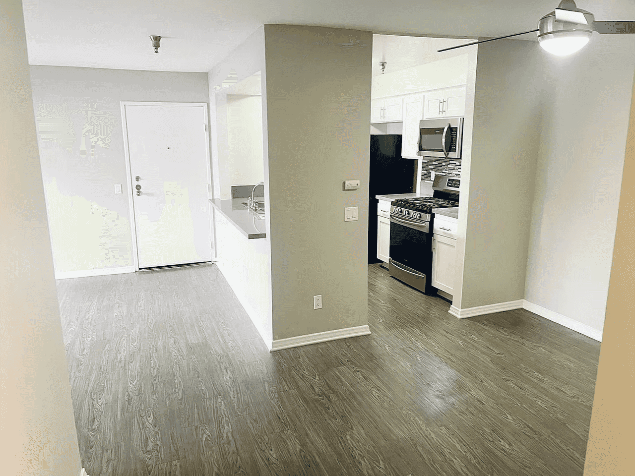 entryway view of modern kitchen